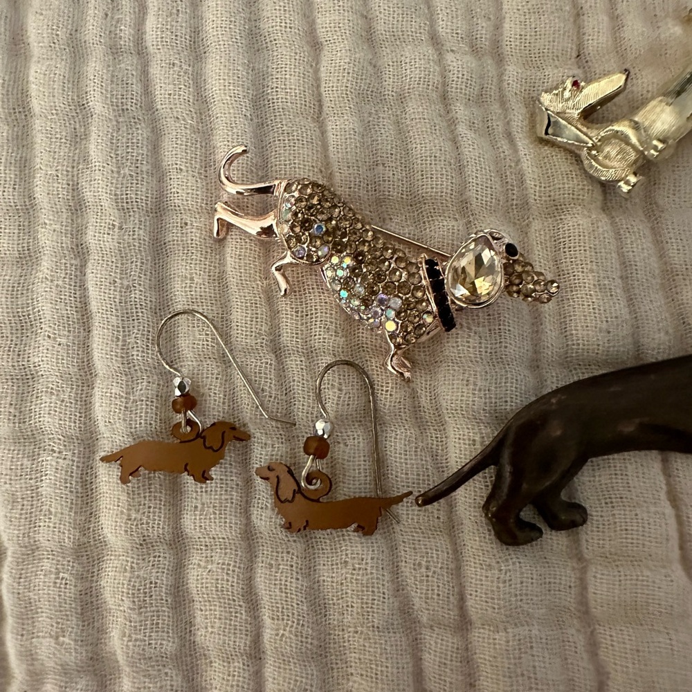 Lot of Dachshund Doxie Weiner Dog Jewelry Decorative Pins and Earrings - Picture 4 of 6